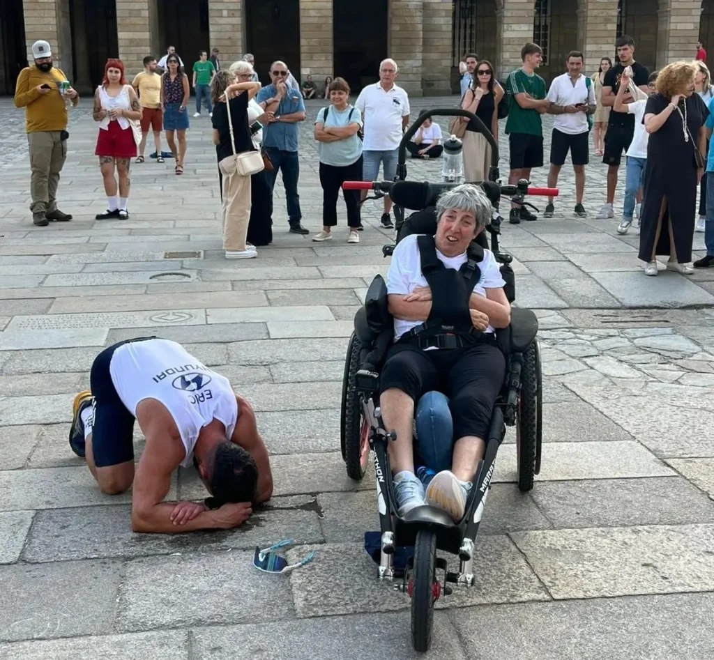 Eric con su madre al llegar a la plaza del Obradoiro, en Santiago de Compostela.