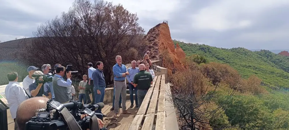Los Reyes, junto al presidente de Castilla y León y la ministra de Igualdad en Las Médulas.