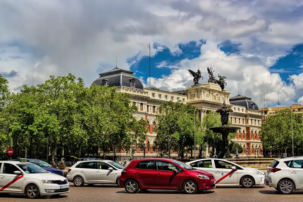 Cuatro de cada 10 españoles indican que utiliza su vehículo propio para moverse por la ciudad.