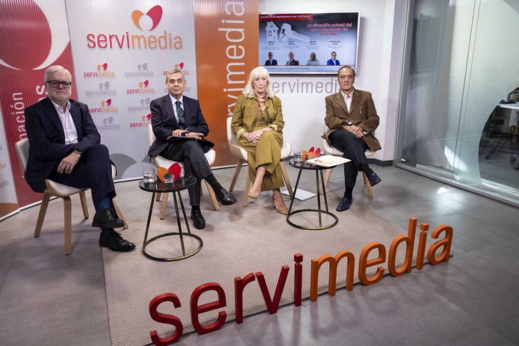 Los cuatro participantes del diálogo de Servimedia