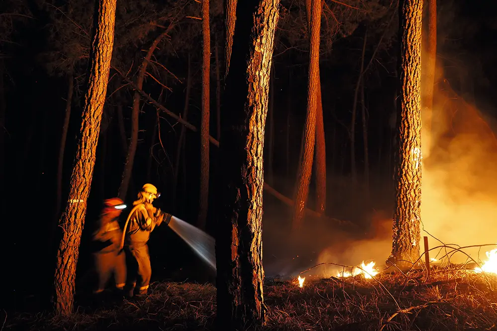 Bomberos extinguen un incendio forestal.