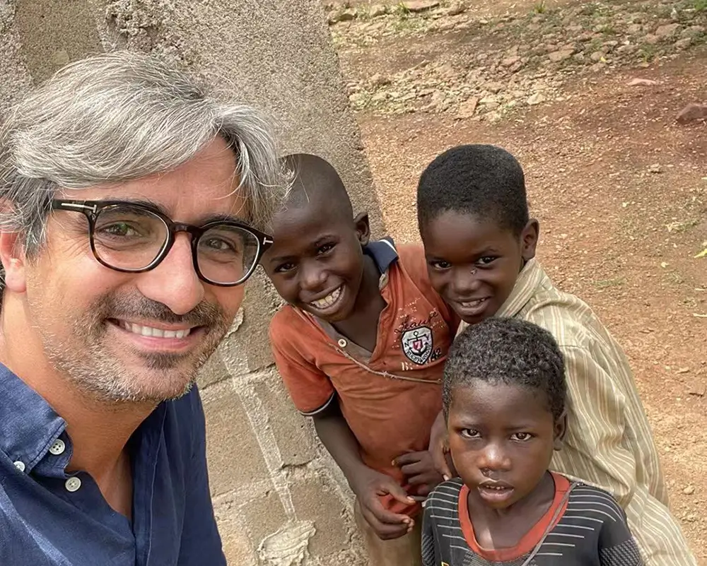 Diego González junto a varios niños.