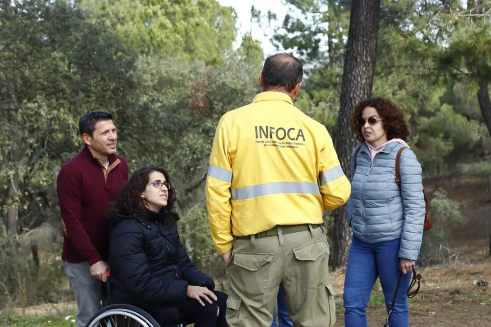 Lourdes González, junto a un miembro del Servicio de Extinción de Incendios Forestales de Andalucía.