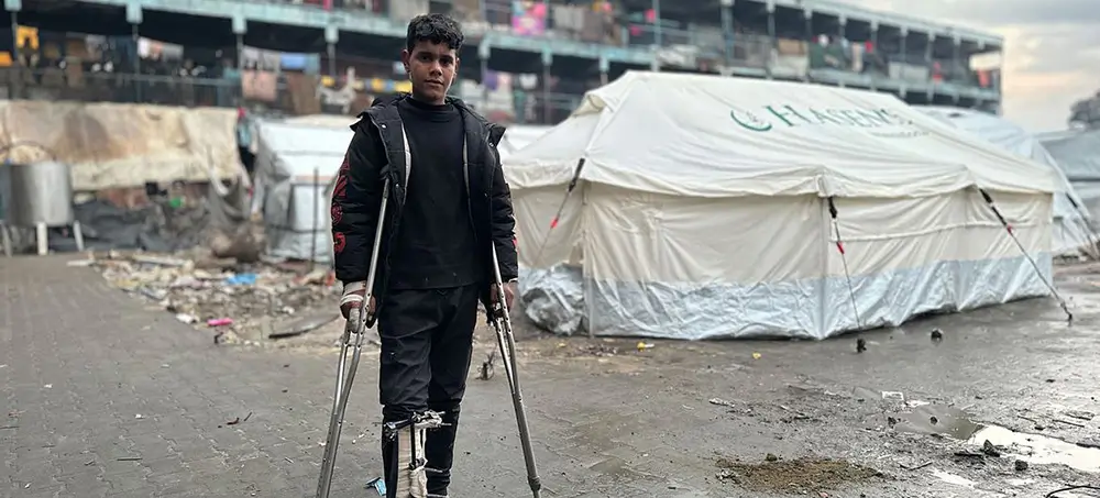 Un joven con discapacidad en un refugio temporal en Gaza.
