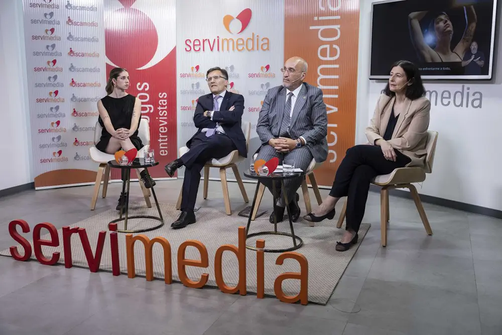 Imagen de los cuatro participantes en el encuentro organizado por Servimedia.