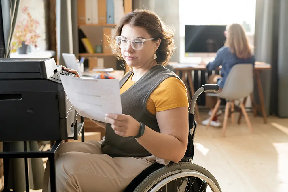 Mujer con discapacidad en su puesto de trabajo.