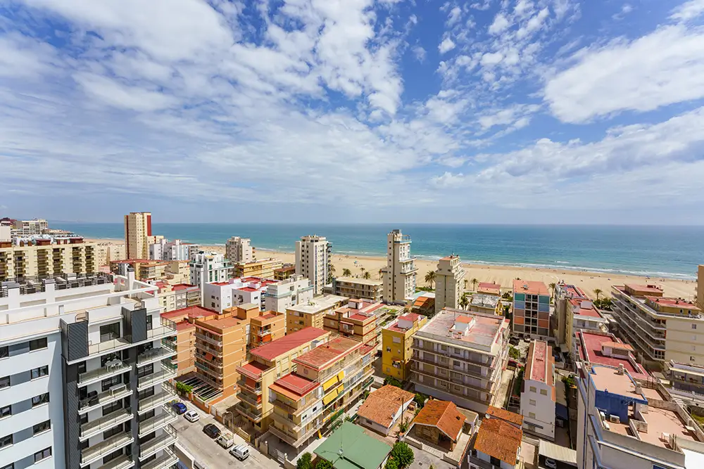Vistas a la costa desde lo que podría ser un piso turístico.