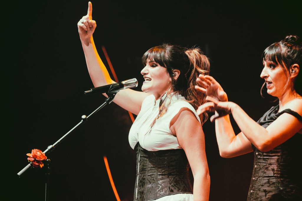 Rozálen, cantautora, en concierto
