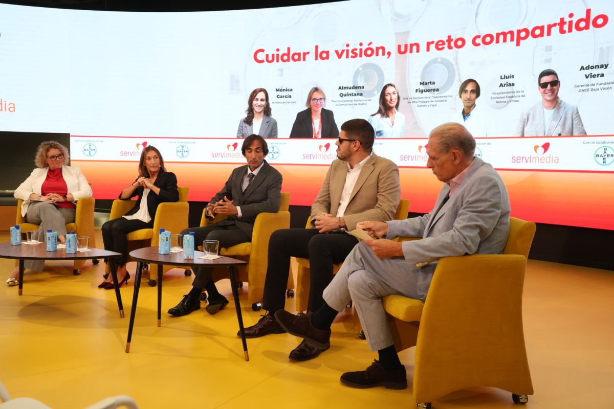 Participantes en el diálogo ‘Cuidar la visión, un reto compartido’, de izquierda a derecha: Mónica García, Almudena Quintana, Marta Figueroa, Lluís Arias, Adonay Viera