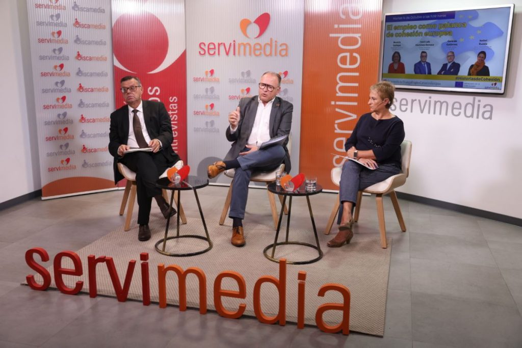 Gerardo Gutiérrez, director general del Servicio Público de Empleo Estatal; José Luis Martínez Donoso, el director general de Fundación ONCE; e Isabel Rueda, coordinadora del Área de Fondos Europeos de Cepes, sentados en el plató de Servimedia