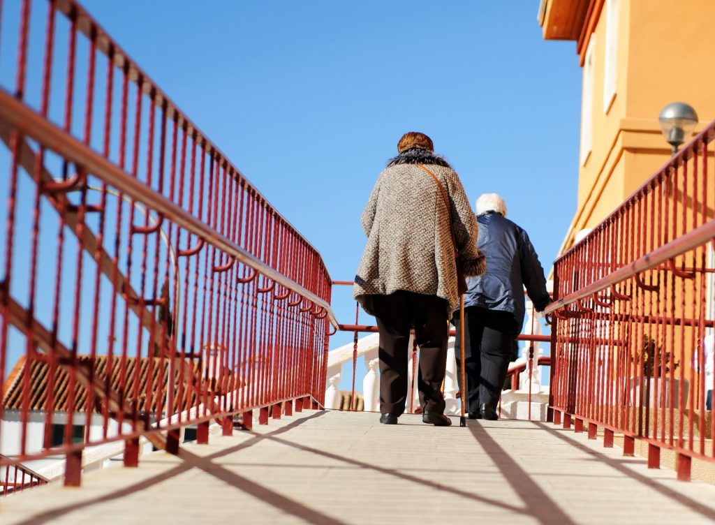 personas mayores cruzando un puente