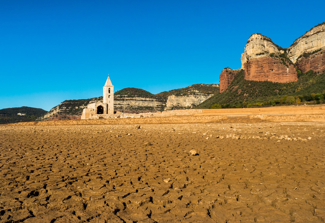 Explanada con la tierra agrietada por la sequía