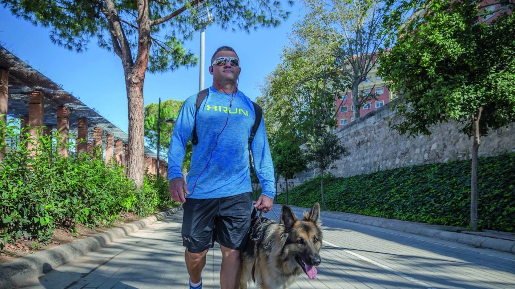 David Casinos paseando con su perro guía