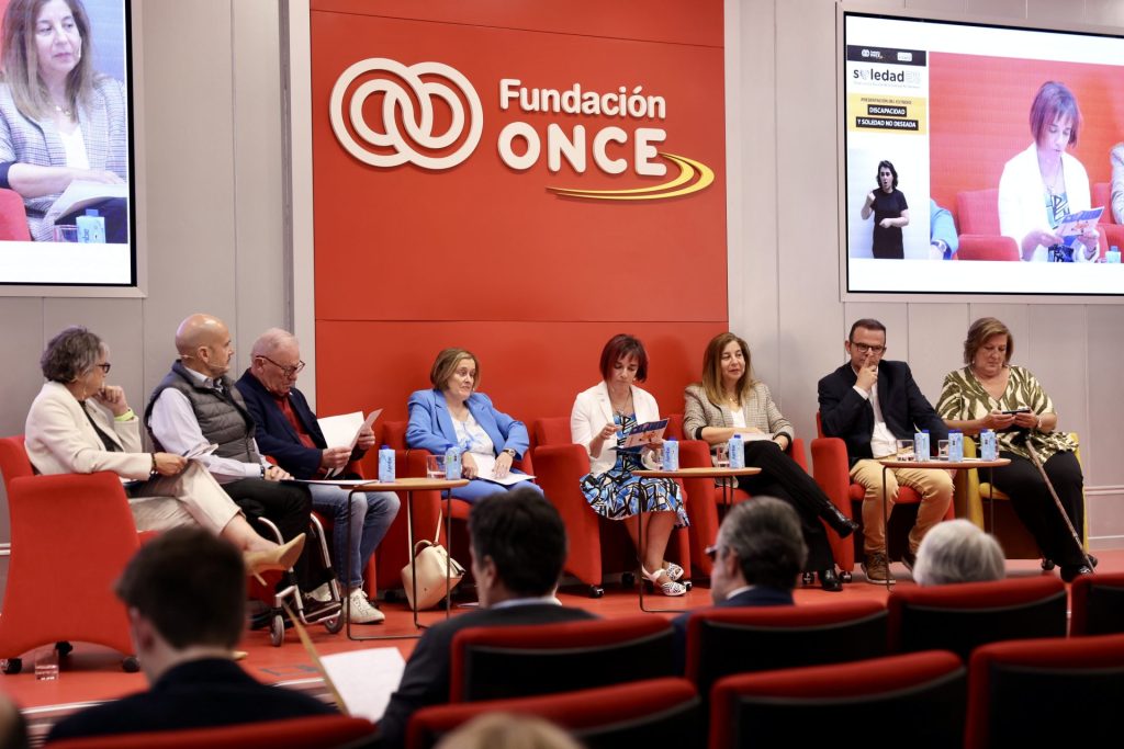 Personas al rededor de una mesa redonda en Fundación ONCE 