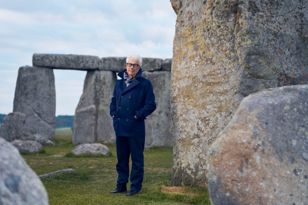 Ken Follett. escritor, de fondo el escenario de su último libro. De fondo el círculo de Stonehenge