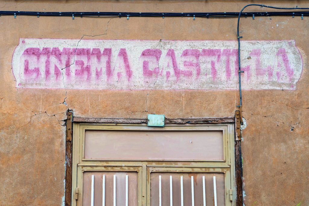 Antiguo cine "Cinema Castilla" abandonado