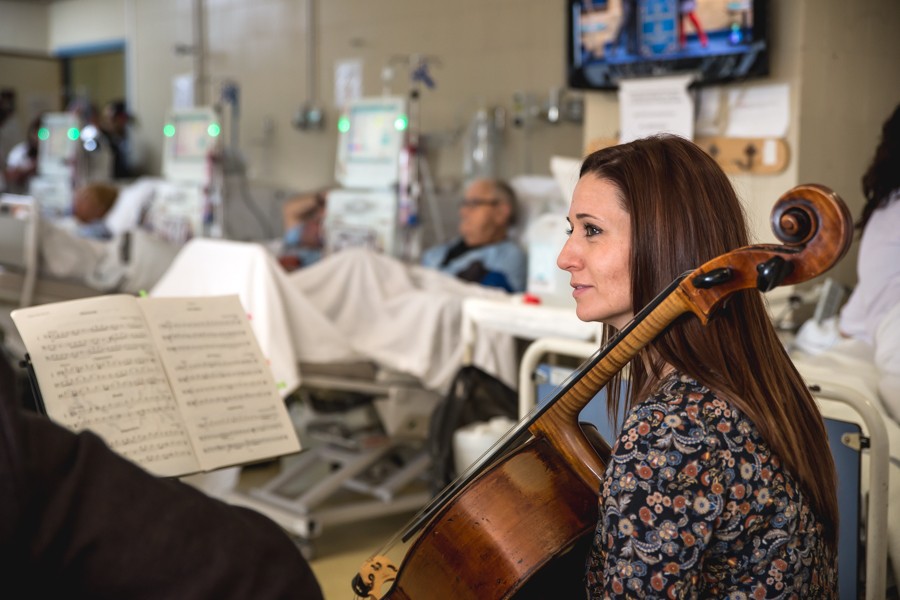 Mujer tocando el violín