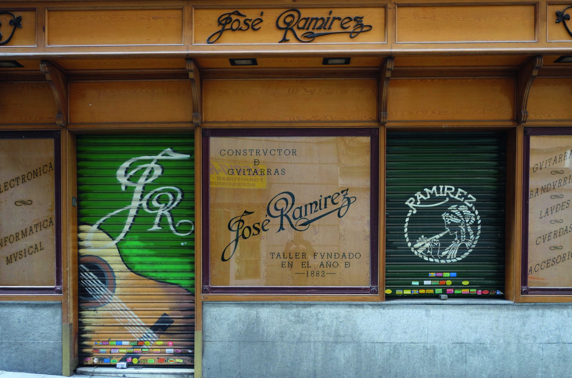 La tienda de José Ramírez, constructor de guitarras, cerrada
