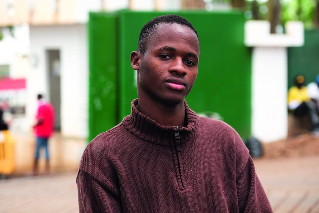 Un joven, Habib Camara, mirando a cámara