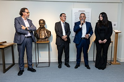 Cuatro personas junto al busto de Luis Braille
