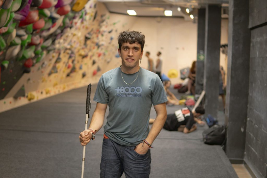 Guillermo Pelegrín, un escalador ciego, posando con su bastón