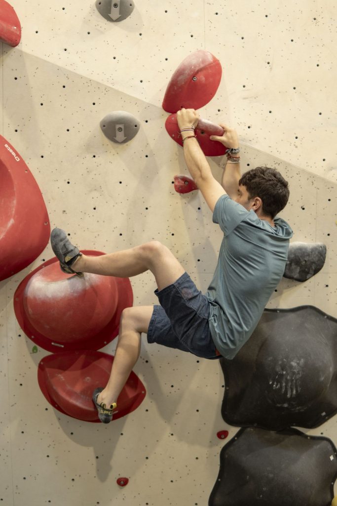 Guillermo Pelegrín escalando un rocódromo