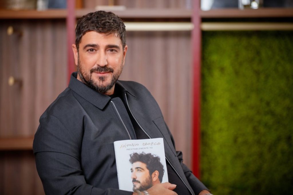 En la imagen Antonio Orozco posando con su nuevo libro