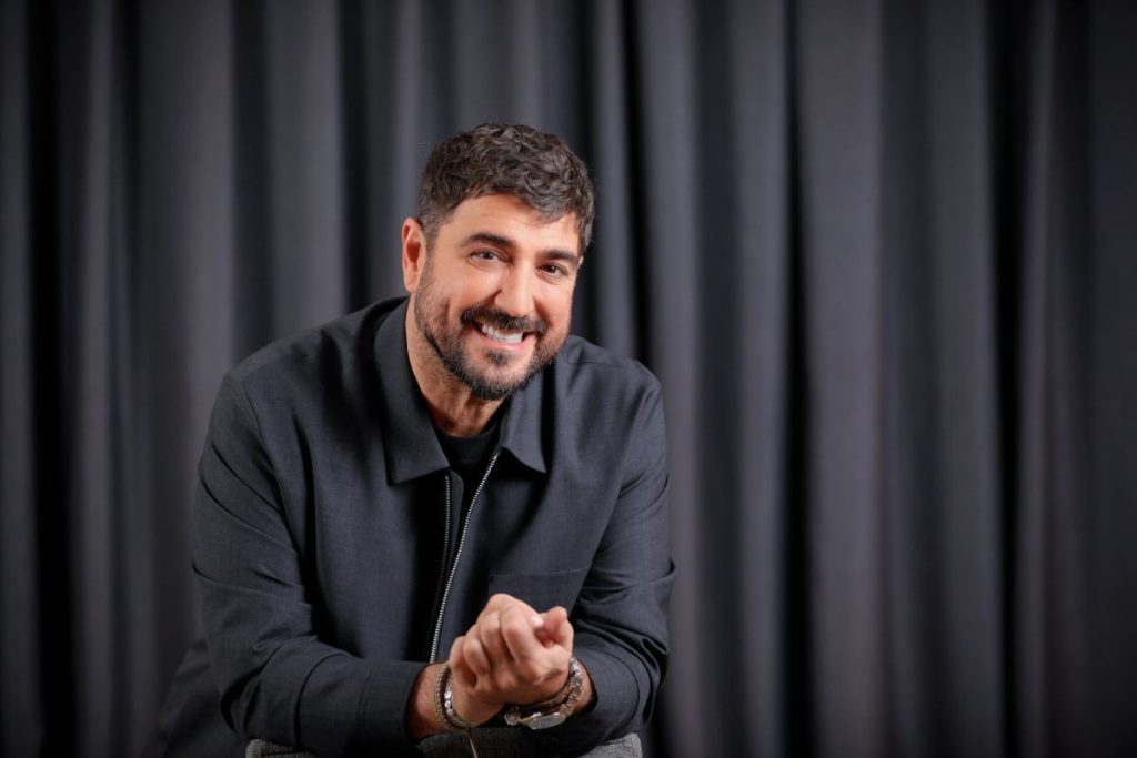 Antonio Orozco posa sonriente tras superar sus problemas 