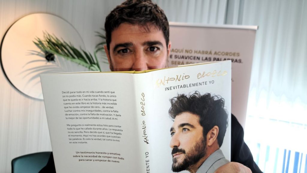 Antonio Orozco posa tras la entrevista con su libro 'Inevitablemente yo'