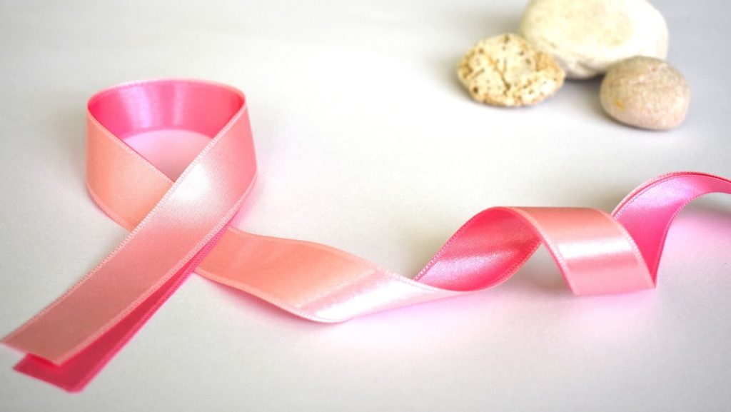 Lazo rosa en una superficie blanca