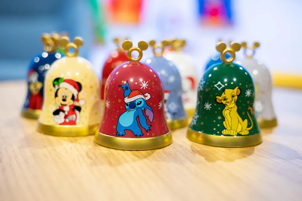 Campanitas navideñas que incluyen personajes icónicos de Disney.