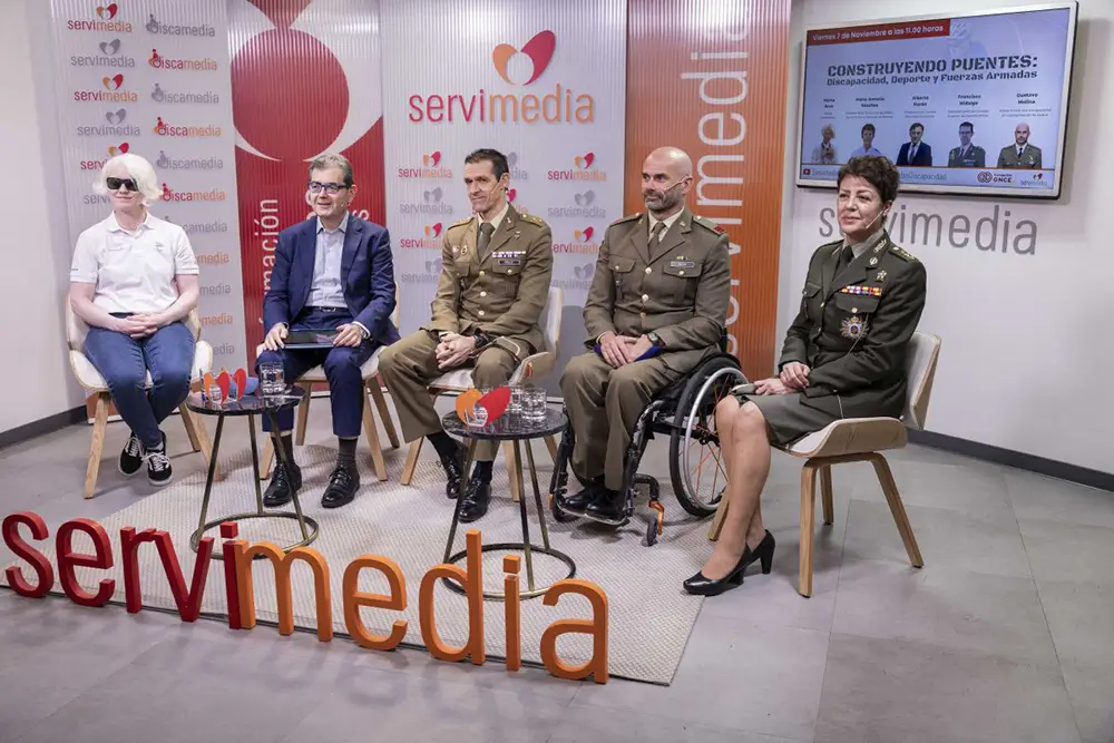 Los participantes en el diálogo 'Construyendo puentes: Discapacidad, Deporte y Fuerzas Armadas'