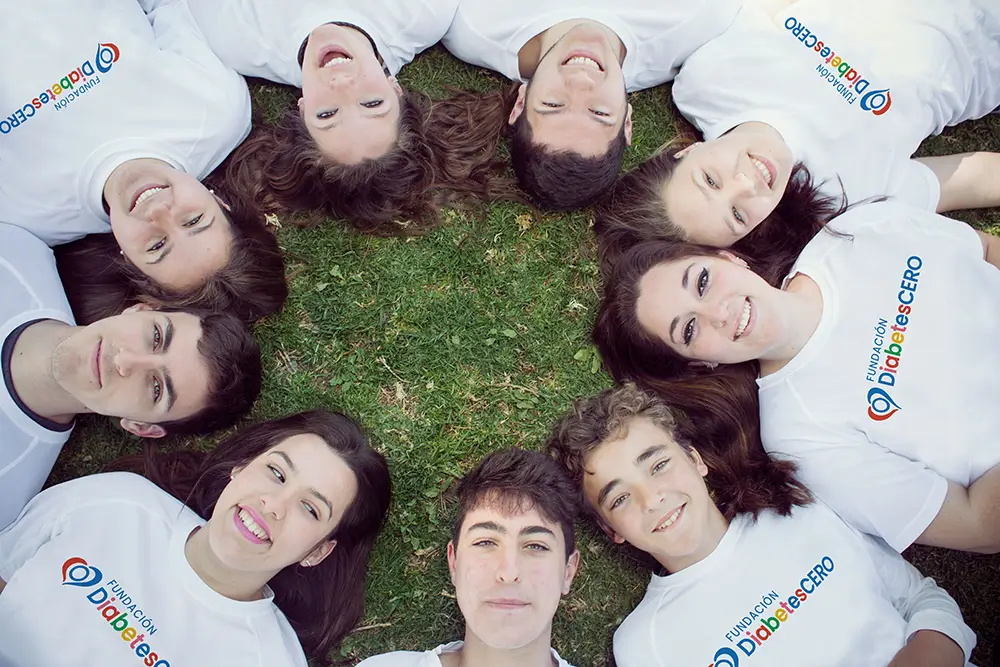 Grupo de jóvenes tumbados sobre el cesped.