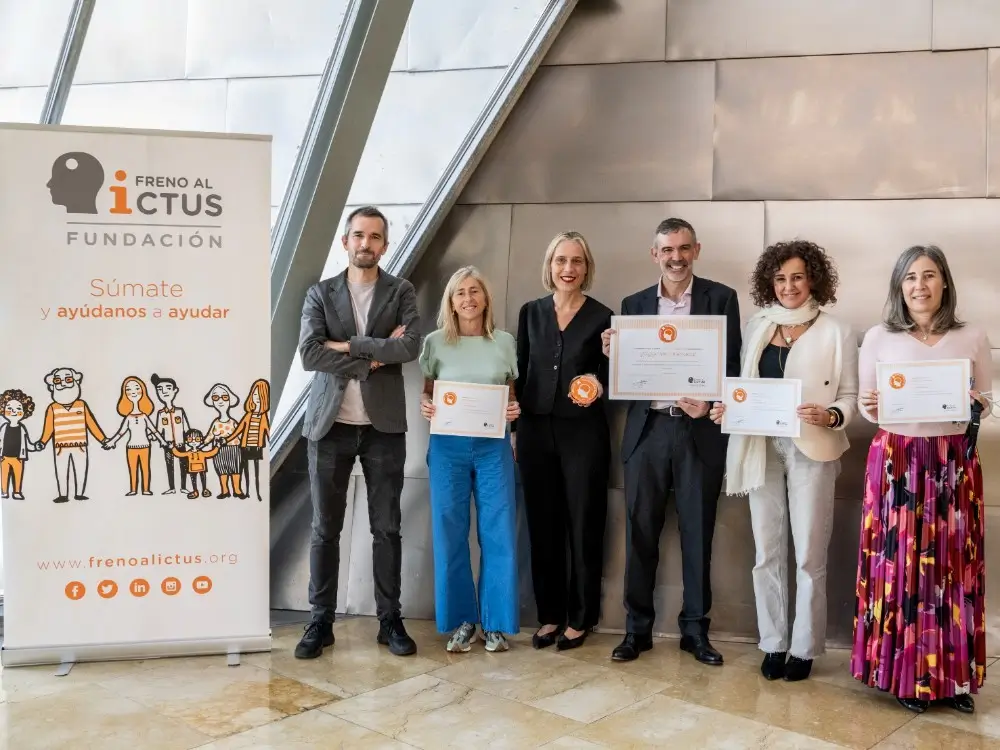Foto de familia del acto de entrega de la certificación.