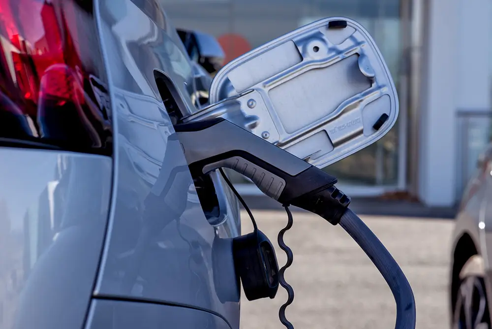 Recarga de un coche eléctrico.