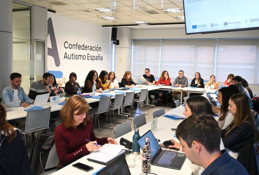 Asistentes de la sesión sobre el proyecto +AUTONOMÍA celebrada en la sede de Autismo España