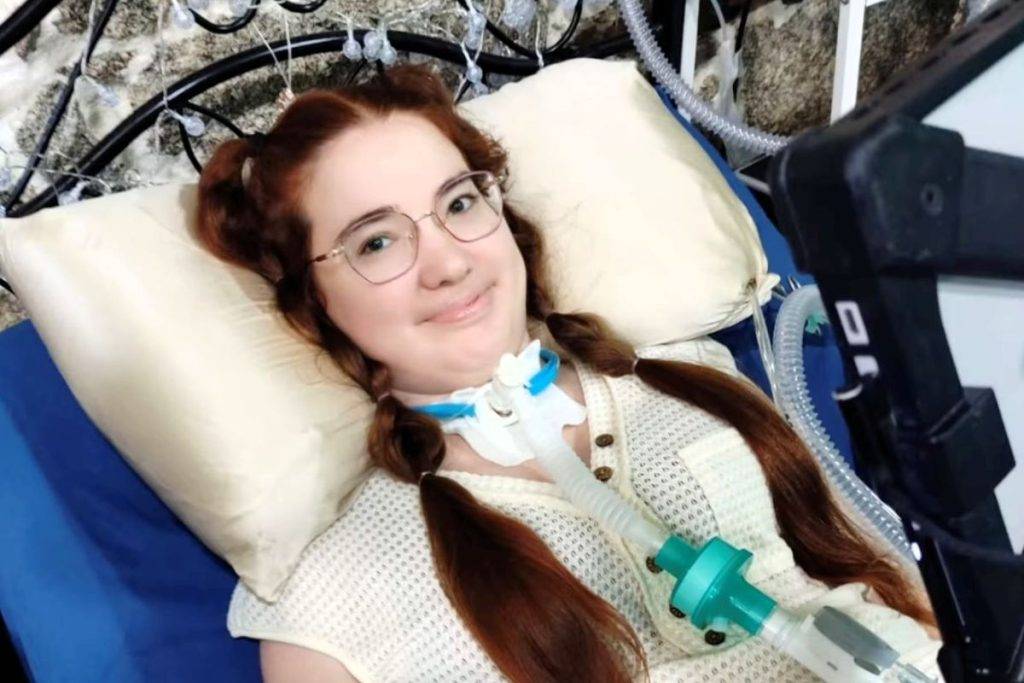Tatiana Badiola en la cama con su respirador