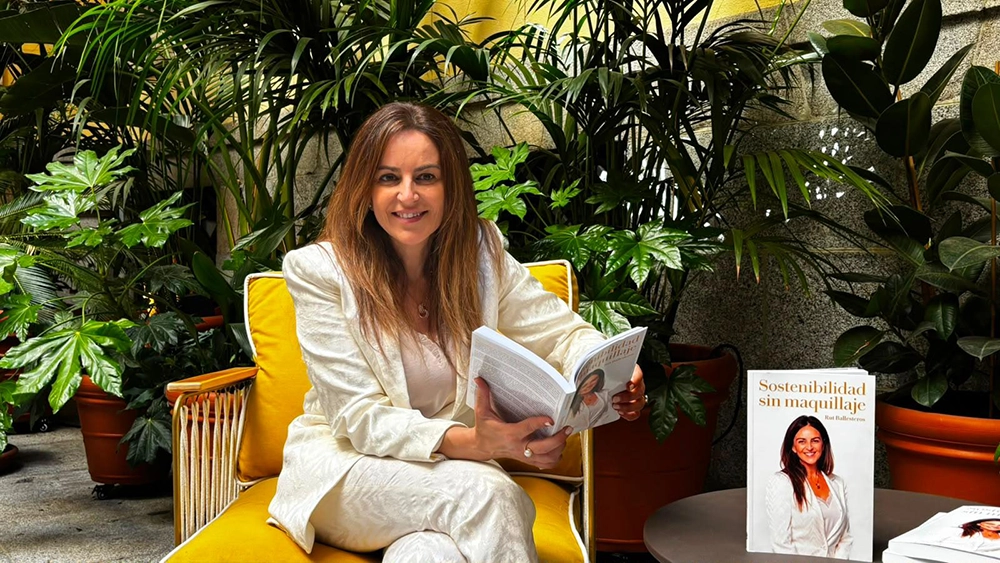 Rut Ballesteros posa con un ejemplar de su libro Sostenibilidad sin maquillaje
