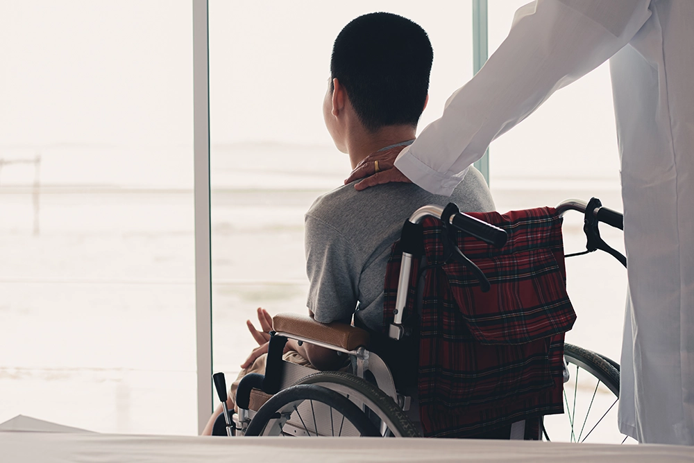 Persona con ataxia acompañada por un profesional sanitario