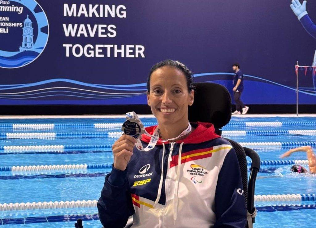 Teresa Perales, con la última de sus cien medallas.