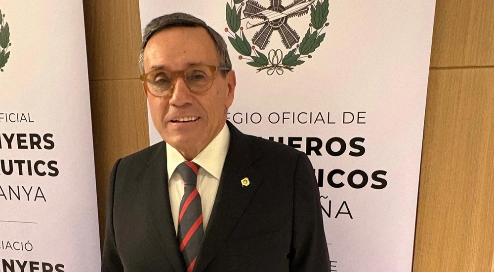José Manuel Hesse posa ante un panel del Colegio Oficial de Ingenieros Aeronáuticos de Cataluña