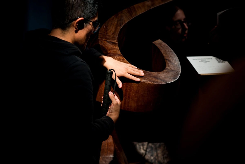 Una persona ciega tocando una de las esculturas de la exposición del Museo Tiflológico