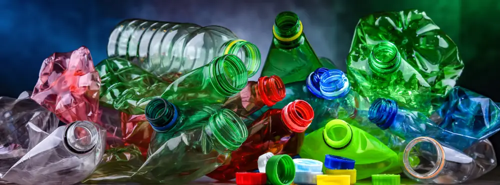 Montón de botellas y envases de plástico vacíos y aplastados, preparados para su reciclaje.