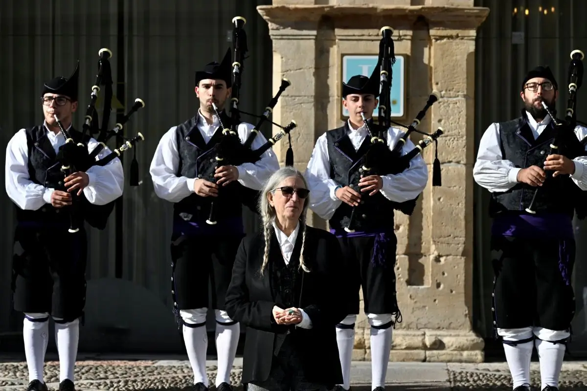Patti Smith en el recibimiento en Oviedo con la banda de gaitas