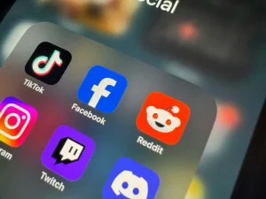 Imagen de una pantalla con el icono de aplicaciones de redes sociales