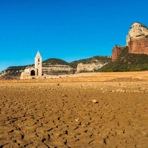Explanada con la tierra agrietada por la sequía