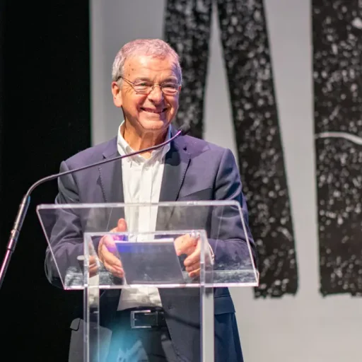 Aldo Soldi, presidente de Fiare Banca Ética, en un atril hablando en público.