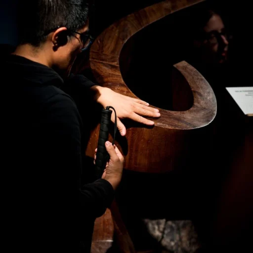 Una persona ciega tocando una de las esculturas de la exposición del Museo Tiflológico