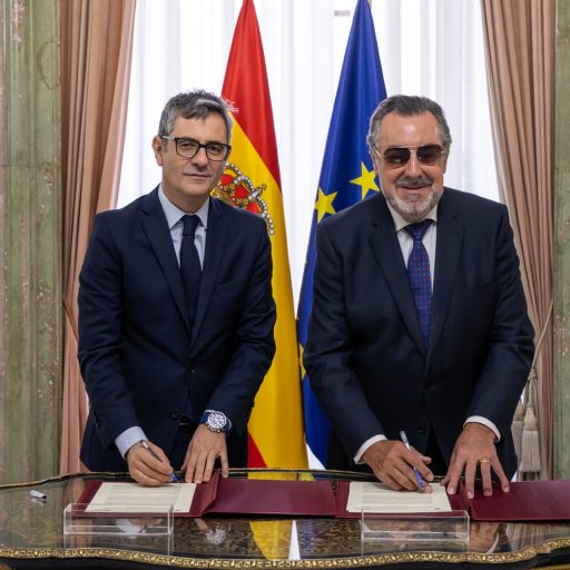 Félix Bolaños y Miguel Carballeda, posan firmando un convenio