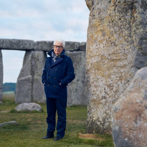 Ken Follett. escritor, de fondo el escenario de su último libro. De fondo el círculo de Stonehenge